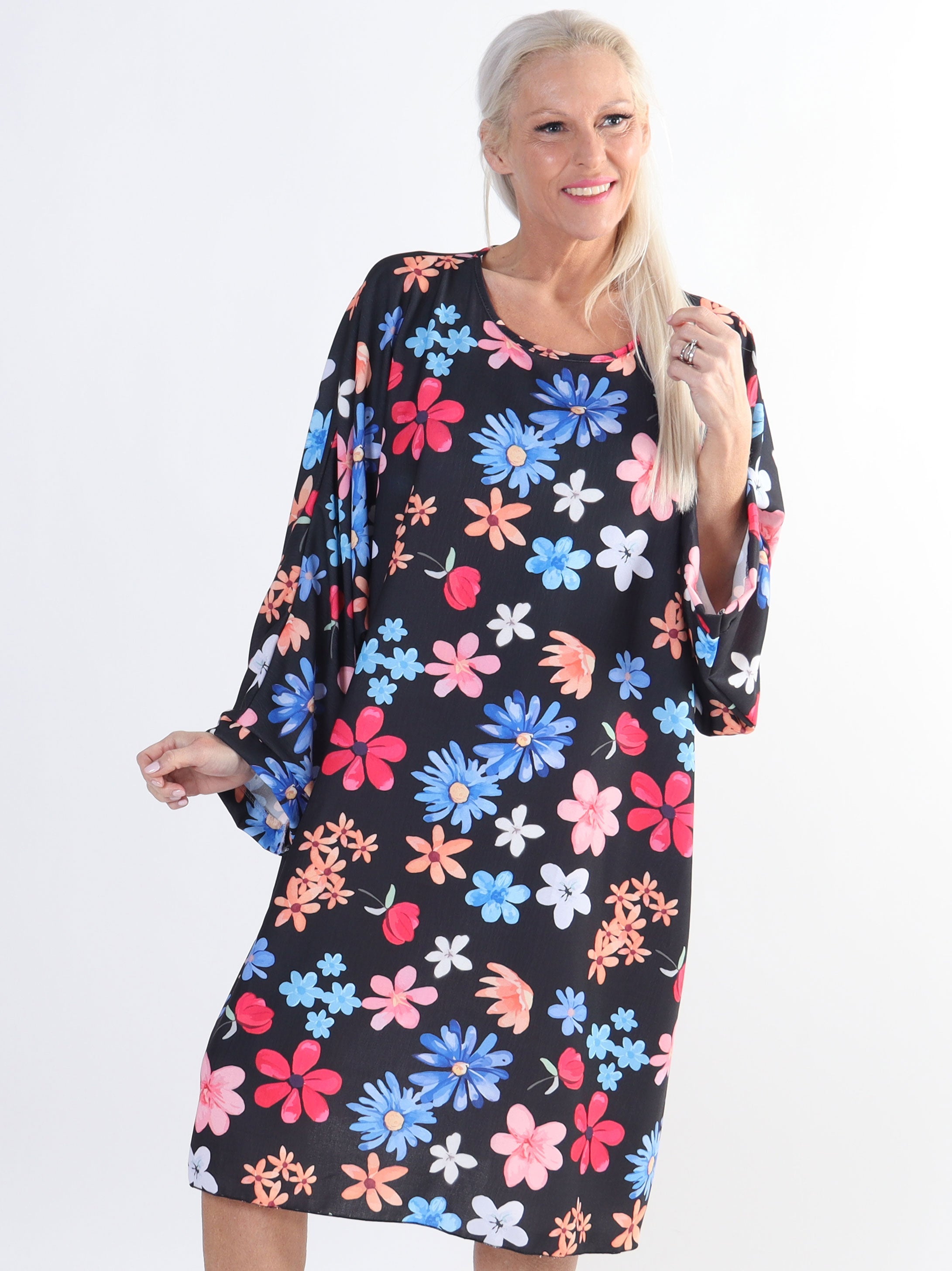 Sabina - Löst sittande klänning med blommönster i plusstorlek